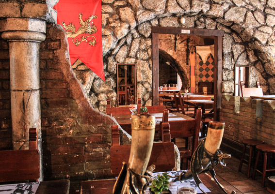 interno pub medievale roma